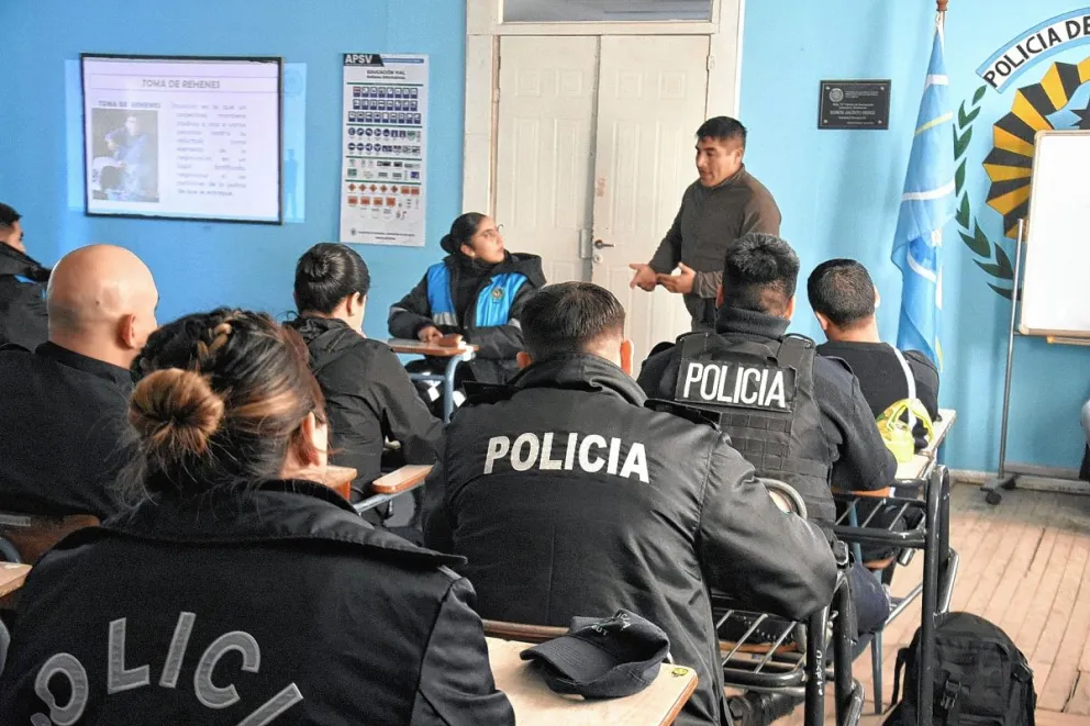 Buscan que el personal policial activo sea capacitado permanentemente