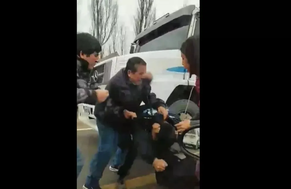 Una familia y un camionero terminaron a las piñas en plena ruta