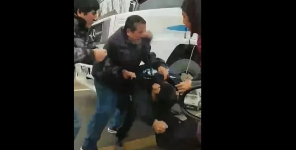 Video: una familia y un camionero terminaron a las piñas en plena ruta