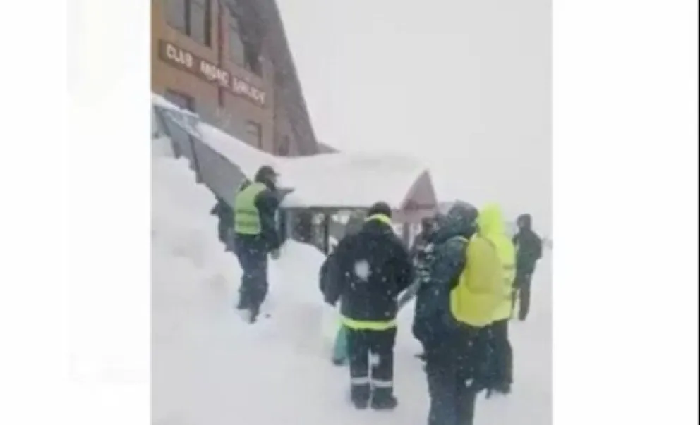 Dramático rescate de un niño que quedó atrapado bajo nieve en Bariloche