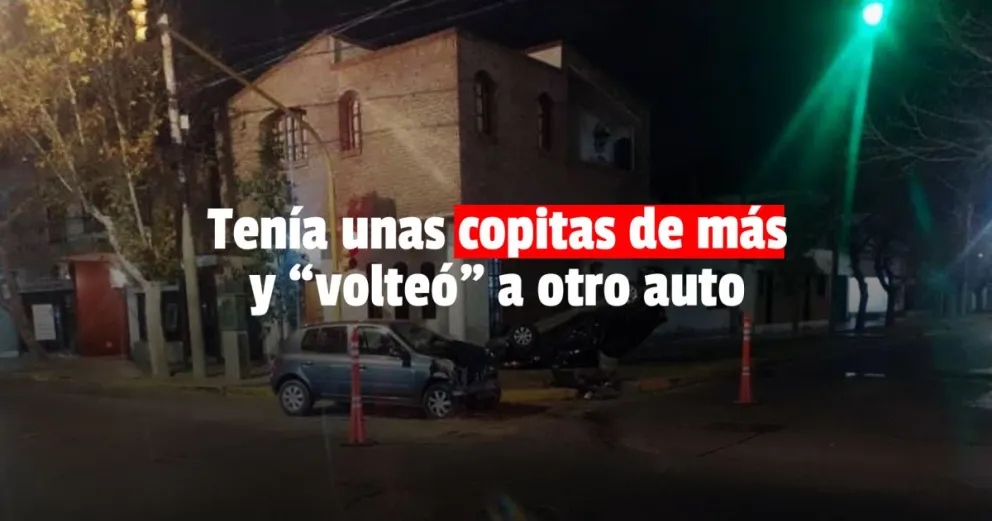 Chocó a un auto y lo dejó volcado sobre la vereda: estaba ebrio 