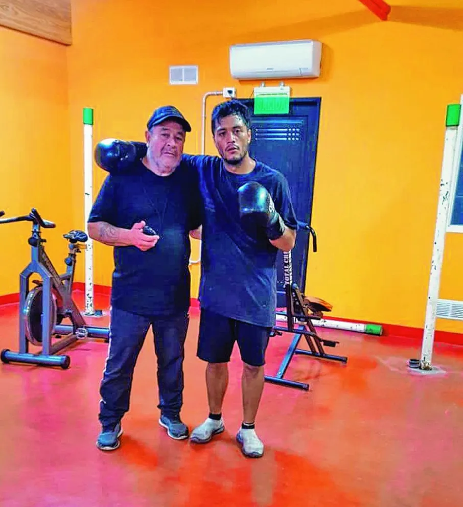 Carlos Santana entrena a full y combatiría fuera del país