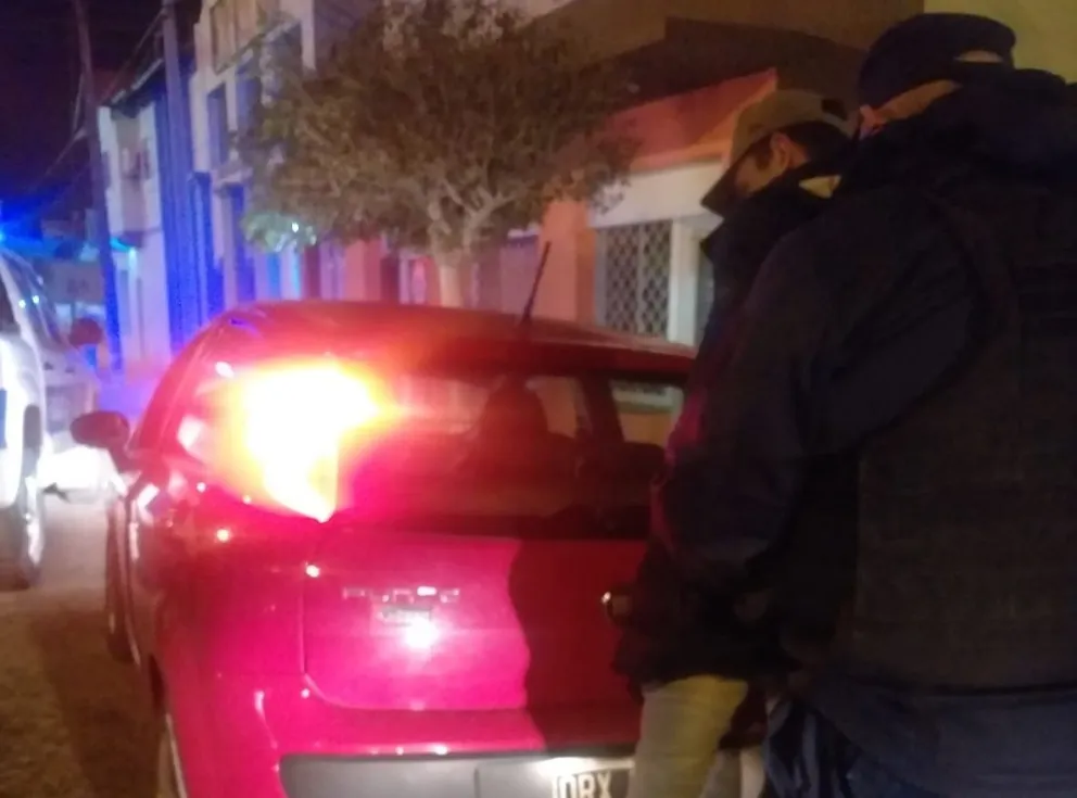 Identificaron a los ocupantes de un auto y uno tenía pedido de captura