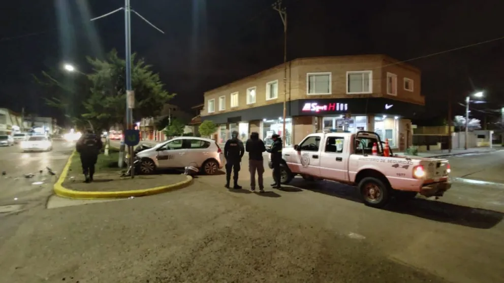 Conducía alcoholizado y chocó contra un poste de alumbrado público 