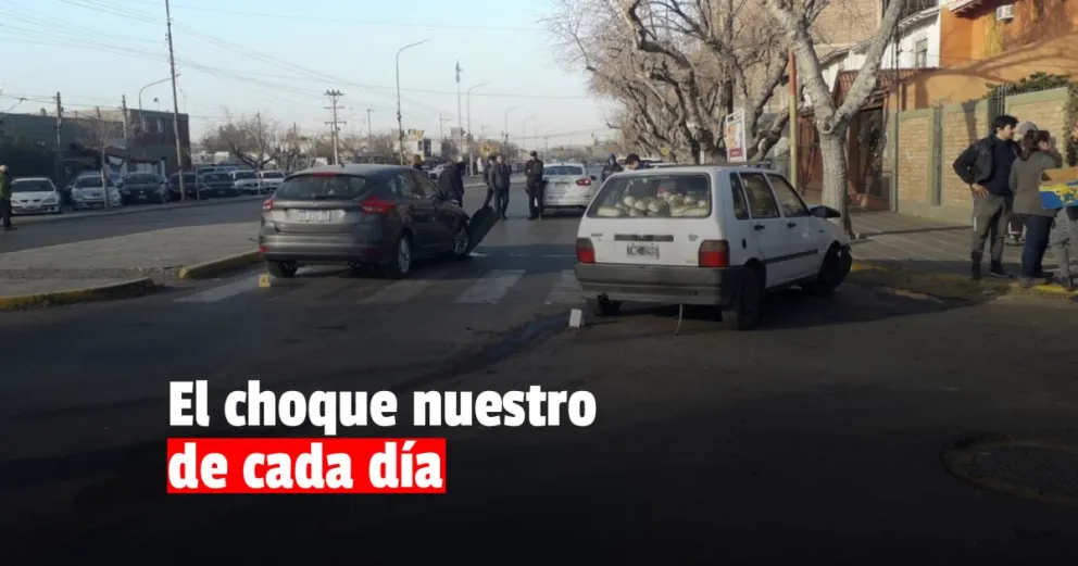 Dos autos chocaron en un peligroso cruce capitalino