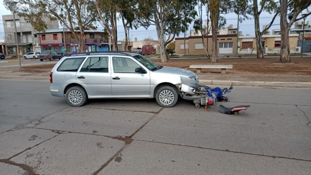 Una motociclista se cruzó sin mirar y terminó en el hospital 