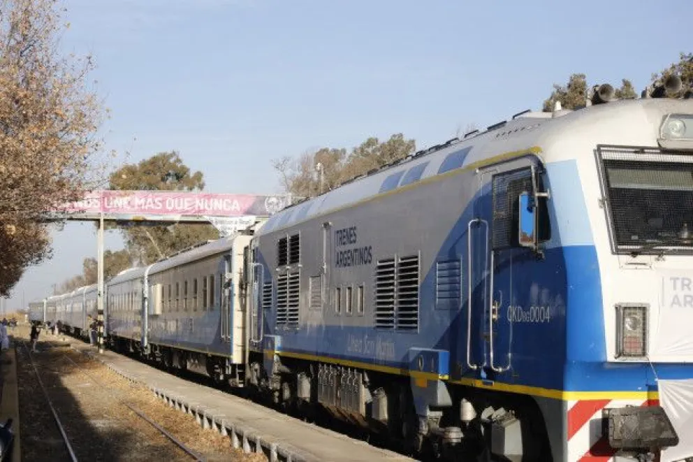 ¿Cuáles son las tarifas y frecuencias para viajar en el tren de pasajeros?