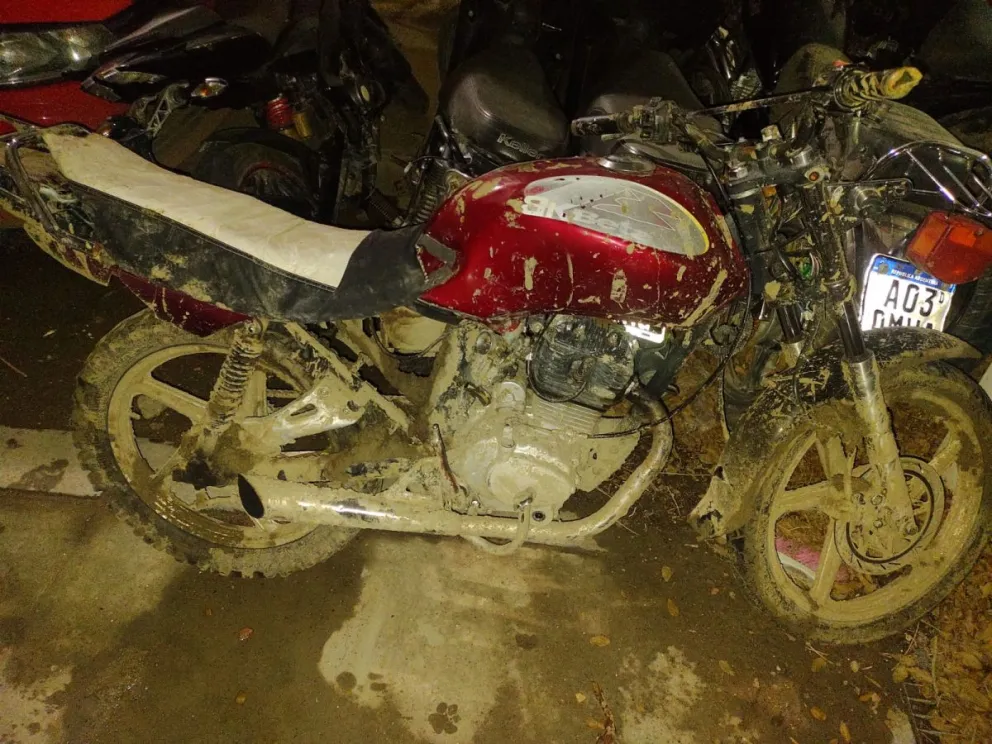 Escapaban de la policía en una moto y atacaron a los efectivos con un palo de escoba