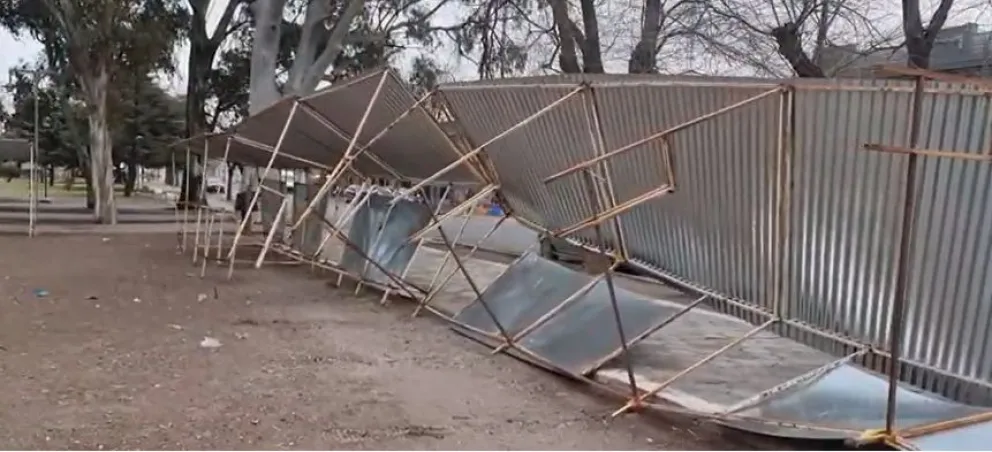 Susto y milagro en Patagones: se volaron puestos de chapa de feriantes cuando estaban pasando vecinos