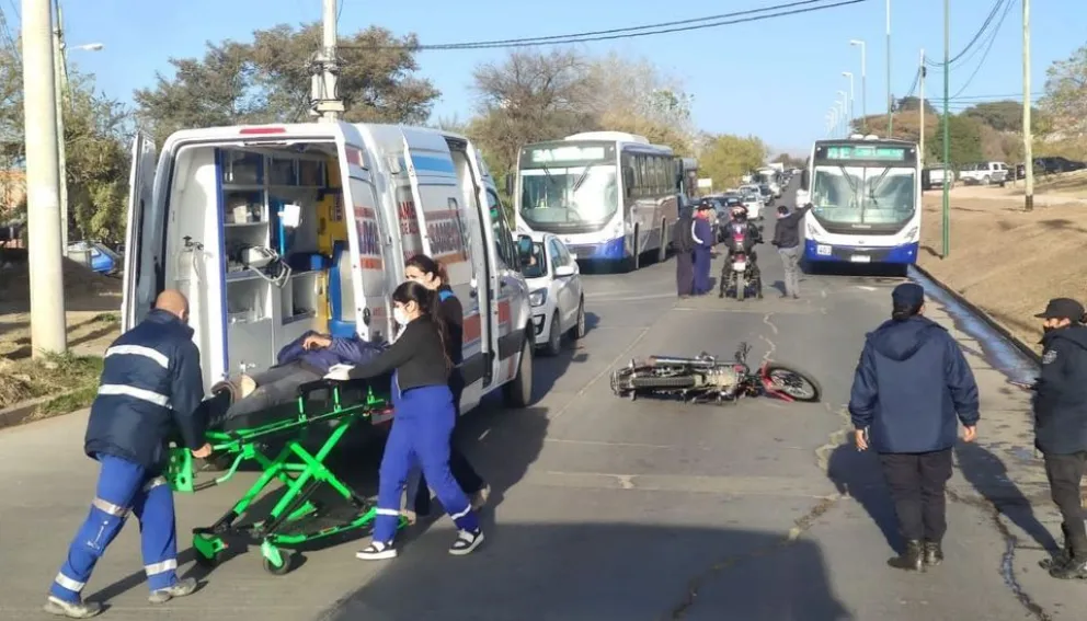 Accidente en el ingreso a barrio Grand Bourg: motociclista debió ser atendido por una ambulancia