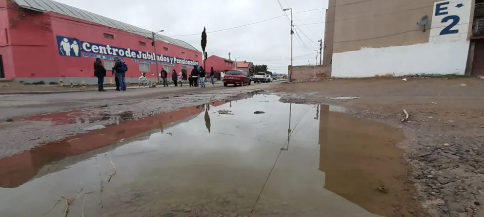 Viedma: vecinos cortaron la calle Belgrano cansados de los desbordes cloacales