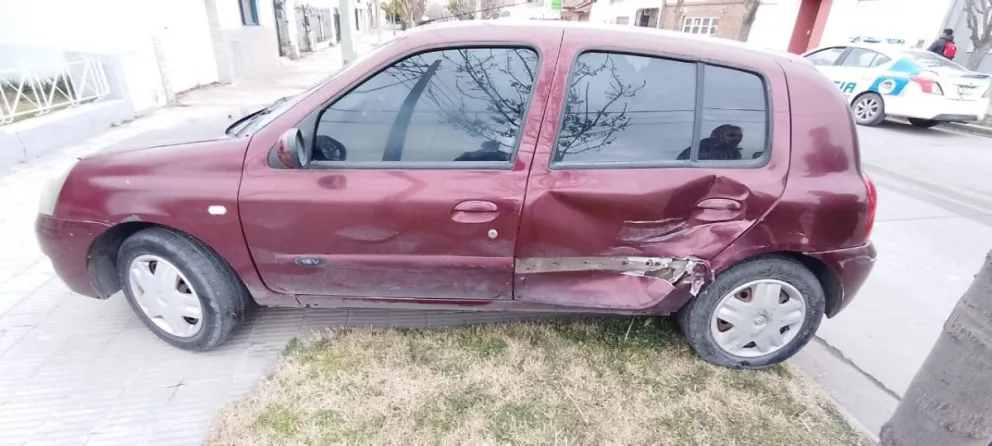 Buscan un Megane blanco que chocó y el conductor huyó en la peligrosa esquina de Alem y Alberdi