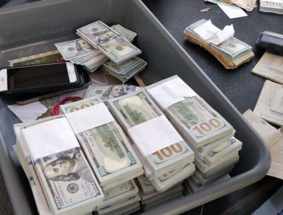 Encontraron medio millón de dólares ocultos bajo los asientos de un avión privado en Iguazú 