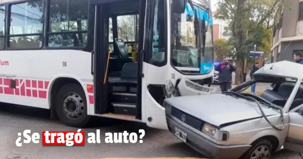 Un colectivo chocó a un auto en Capital 