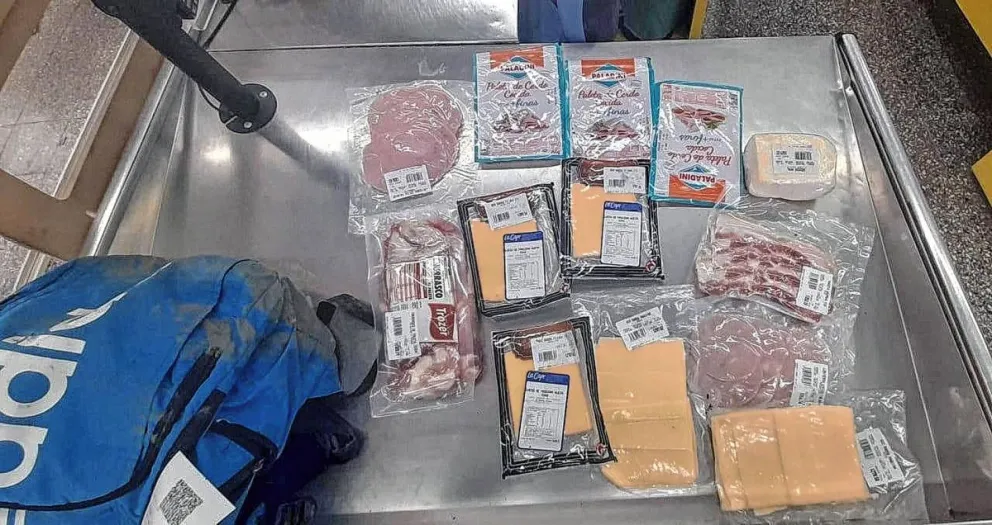 Cargó fiambres en su mochila, se fue sin pagar del súper y terminó preso