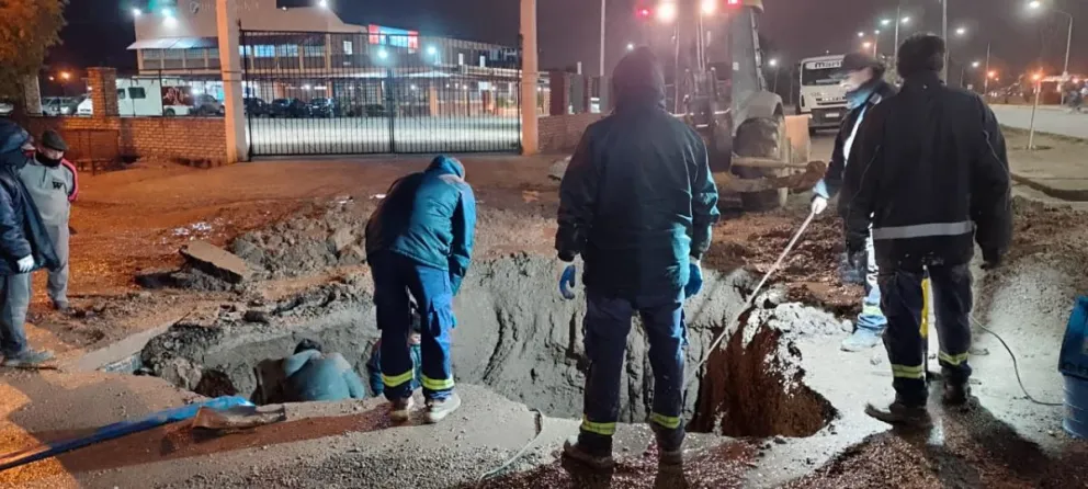 Un problema de nunca terminar: ahora se rompió una cañería de agua en el Guido