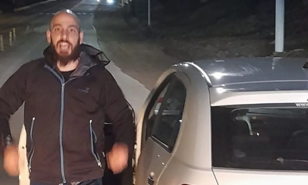 Bloqueó el paso de un colectivo, se bajó de su auto e intentó agredir al chofer