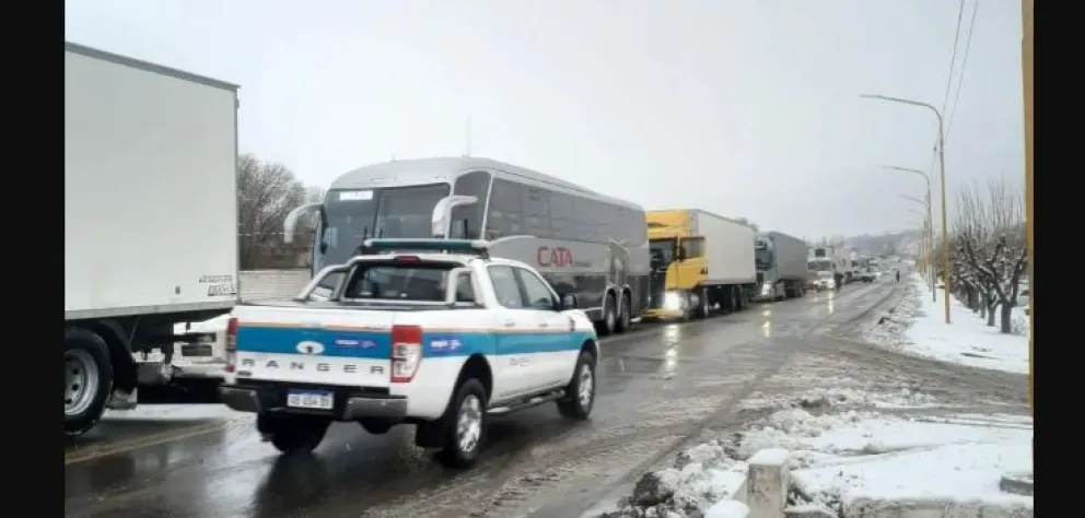 Larga fila de camiones y colectivos por la restricción a la circulación de vehículos de gran peso