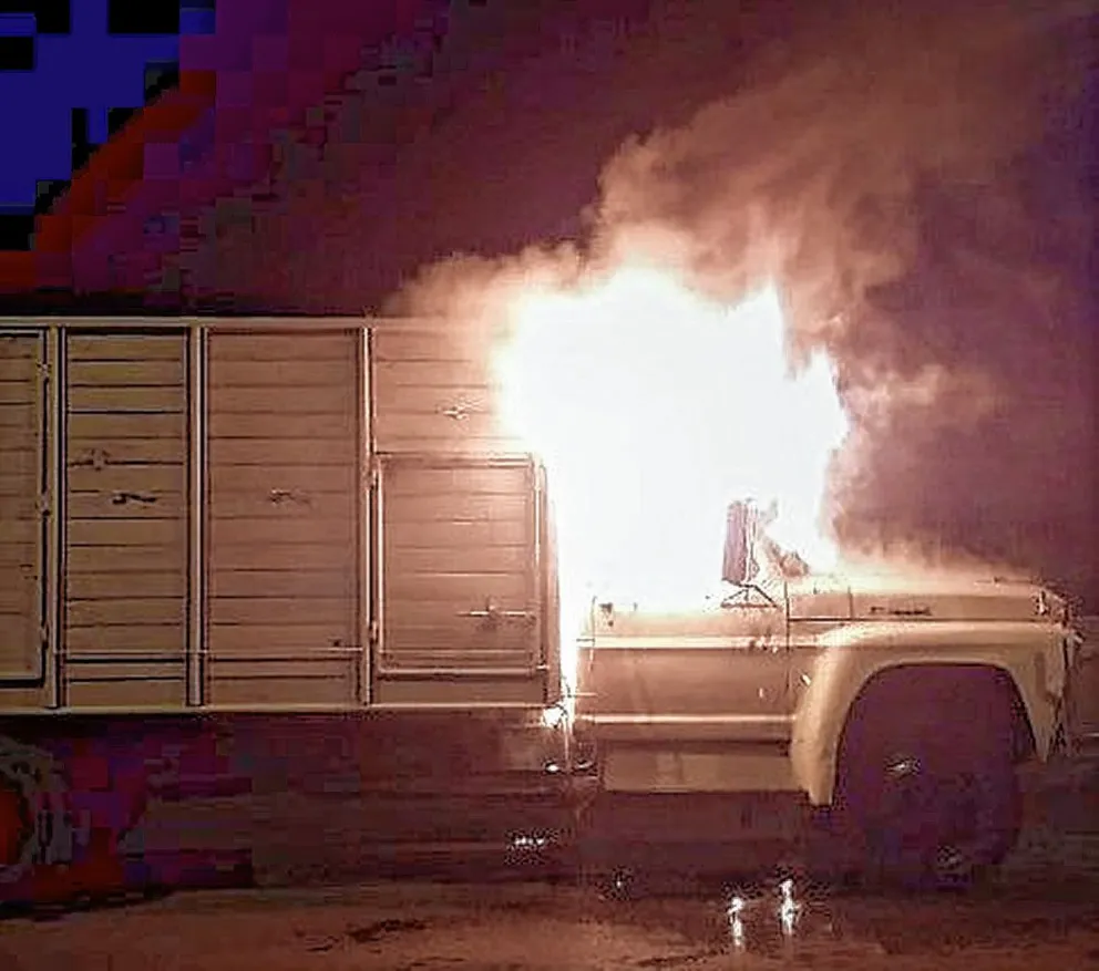 Arrojaron una “bomba Molotov” contra un camión y le quemaron la cabina