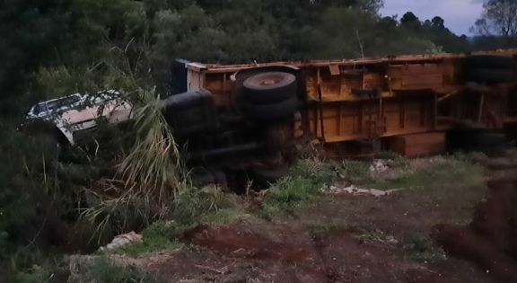 Vuelco de camión sobre ruta provincial 4 en Leandro N. Alem
