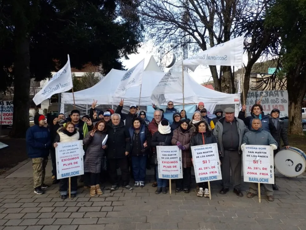 Uthgra prolonga el reclamo salarial con la carpa blanca