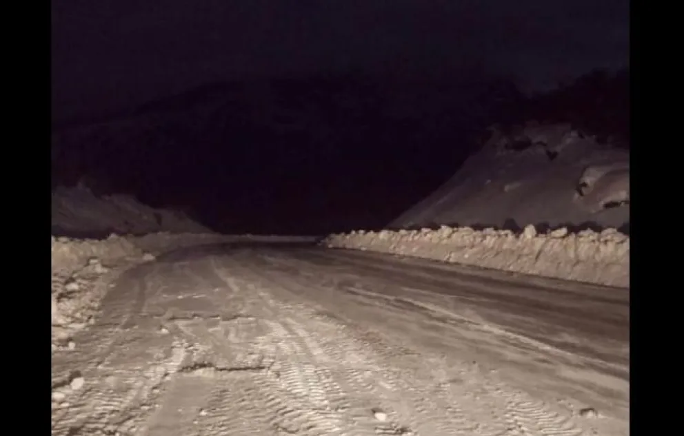Piden transitar con extrema precaución por formación de hielo en tramos de la ruta 40 sur
