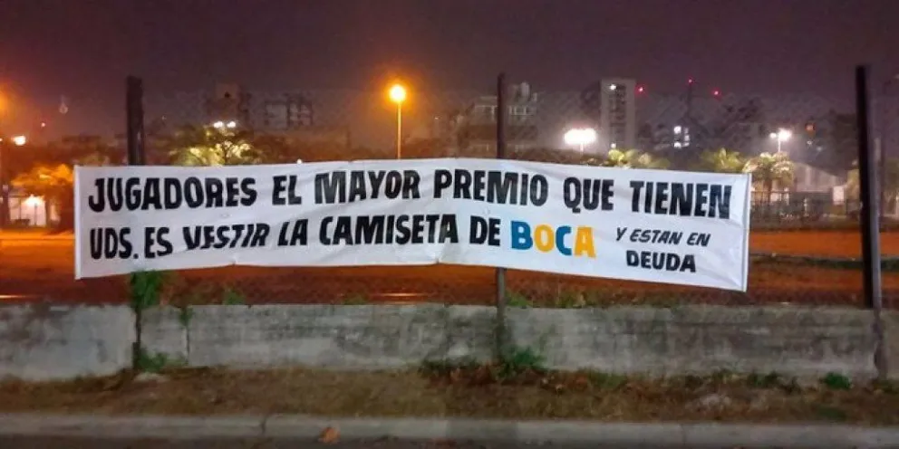 Polémica en Boca por la aparición de una bandera contra los jugadores: "Están en deuda"