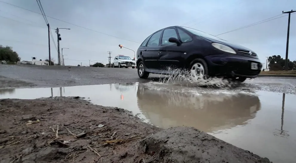 Lo que la lluvia trae: Viedma amaneció con barrios llenos de agua y esto aumenta con el correr de las horas   