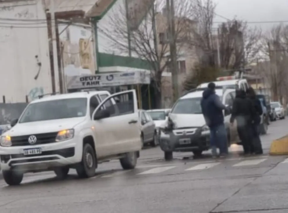 Choque y corte de tránsito en Avenida Roca y Alsina