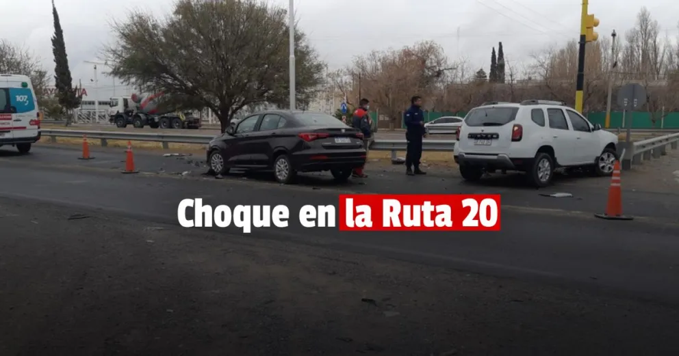 Dos conductores chocaron frente a Café América