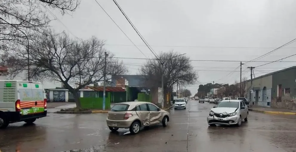 Accidente de tránsito: una mujer resultó con un fuerte golpe en la columna