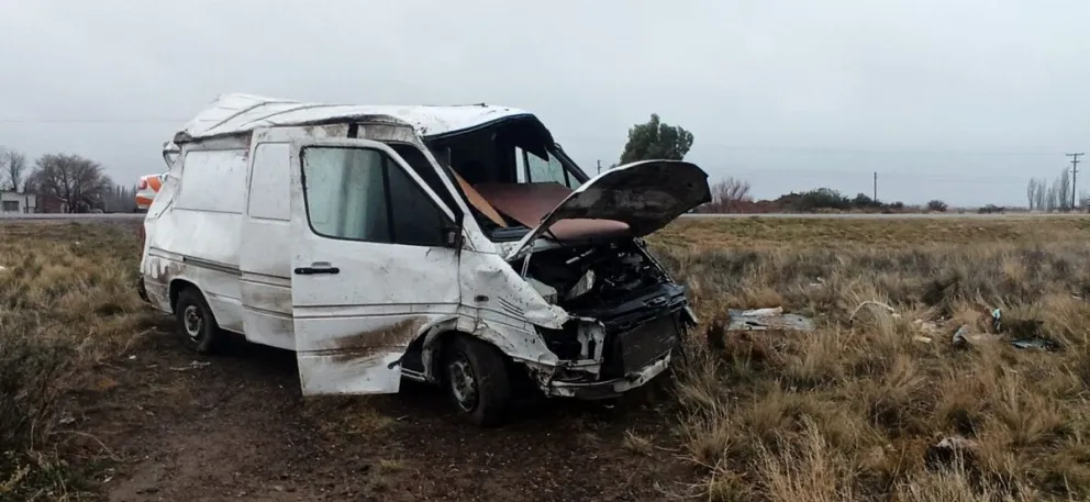 Un viedmense esquivó un perro en la ruta 250, volcó y destrozó la combi