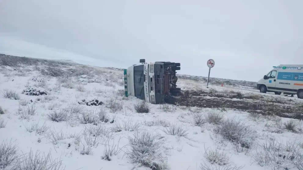 Por culpa de la nieve y el hielo volcó una ambulancia en la línea sur