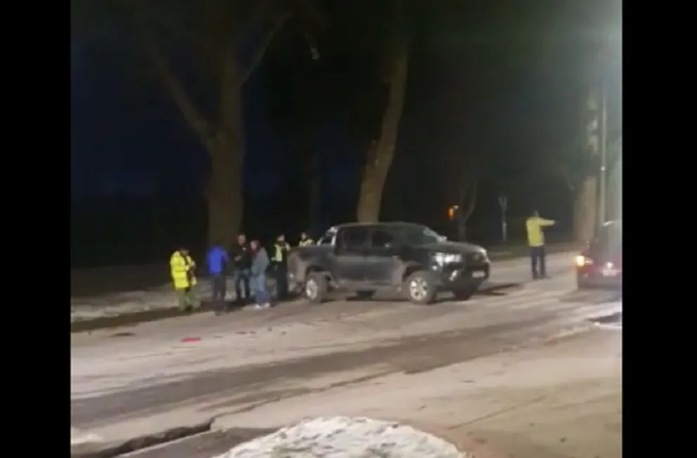 Un auto se dio a la fuga tras protagonizar un choque con una camioneta