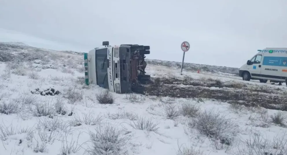 Por culpa de la nieve y el hielo volcó una ambulancia en la línea sur
