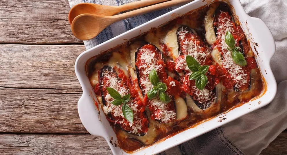 Plato tradicional italiano: berenjenas a la parmesana