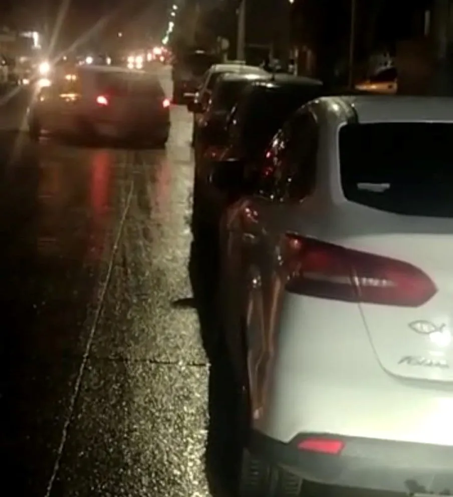 Hay enojo de los taxistas por los automovilistas que no respetan sus paradas
