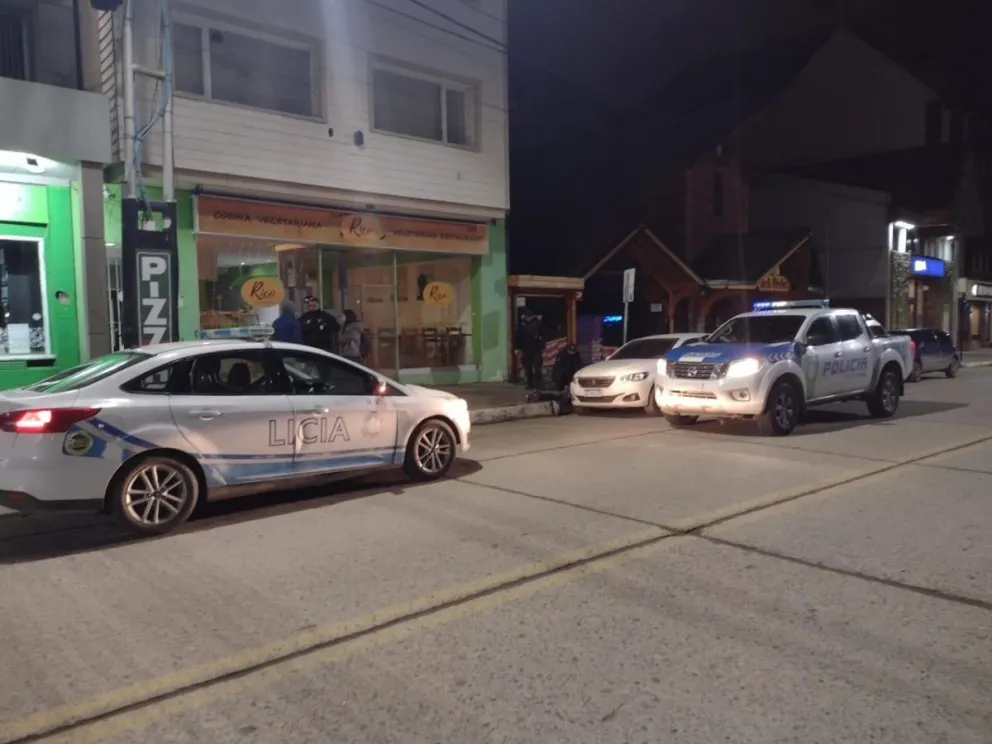 Entró a robar vino y cerveza a una pizzería y amenazó de muerte a la policía con un cuchillo de carnicero