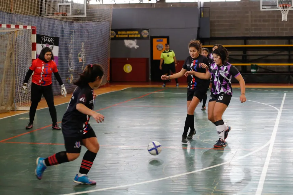 Las chicas juegan en el 1 y en el 3