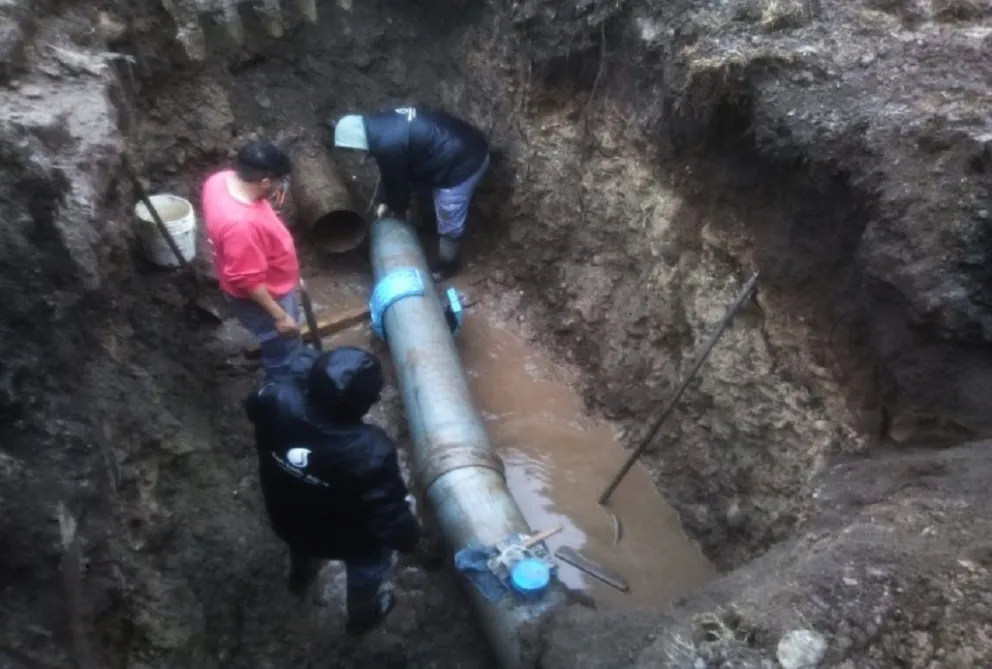 Trabajan en la reparación de una cañería entre las plantas de bombeo N° 3 y N° 4 de Villa de Merlo