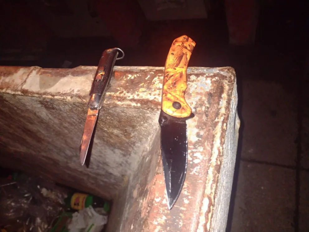 Cinco menores amenazaron a un niño de 14 años con un cuchillo y le robaron el celular