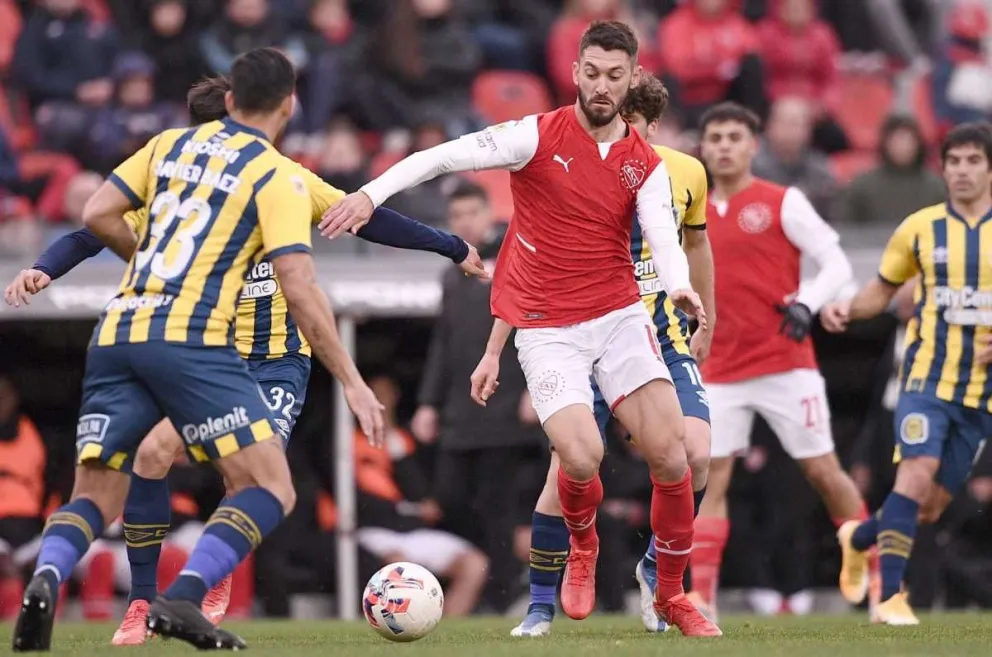 Bajo un ambiente hostil, Independiente empató con Rosario Central