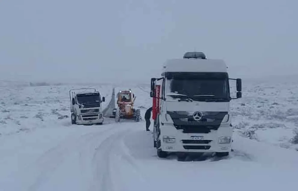 Despejaron la ruta 6 y 8 de nieve pero igual hay que circular con "extrema precaución"