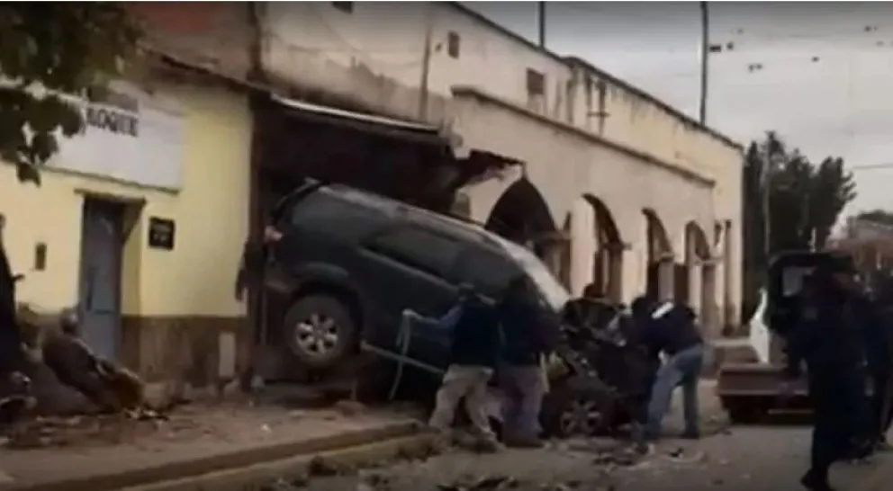 De película: una camioneta quedó destruida luego de un impactante siniestro vial