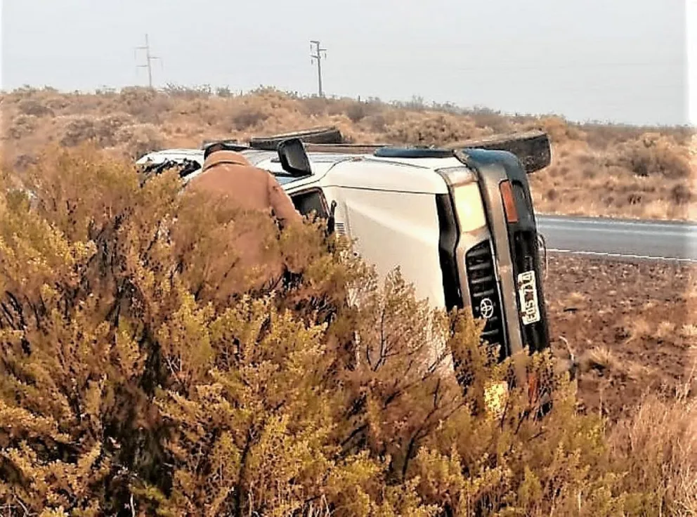 Conductor rionegrino ileso al volcar al norte de Trelew en ruta resbalosa por la helada
