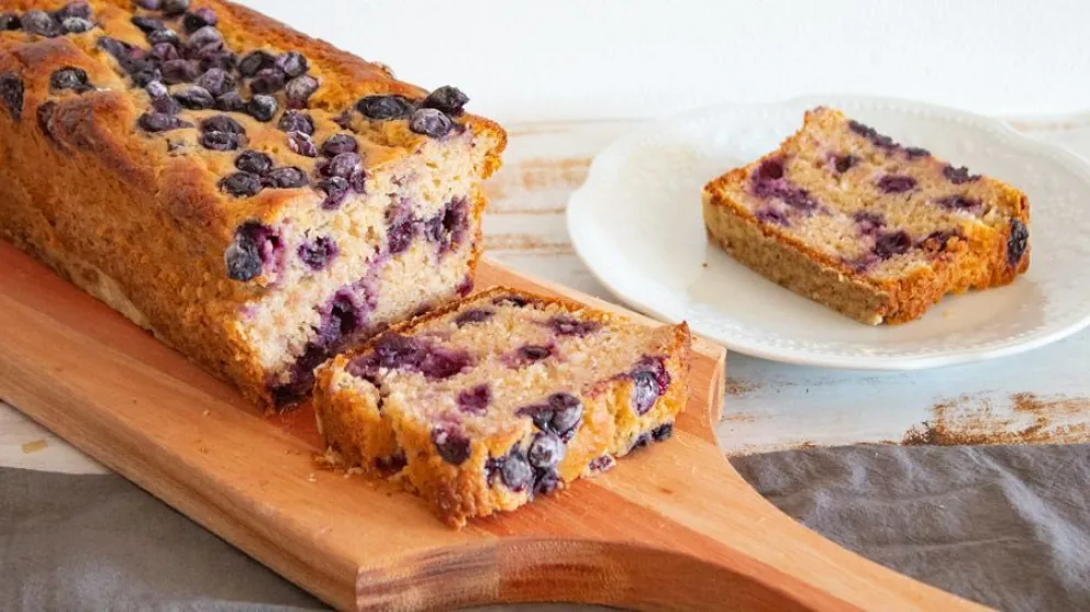 Ideal para la merienda: hacé un budín de limón con arándanos