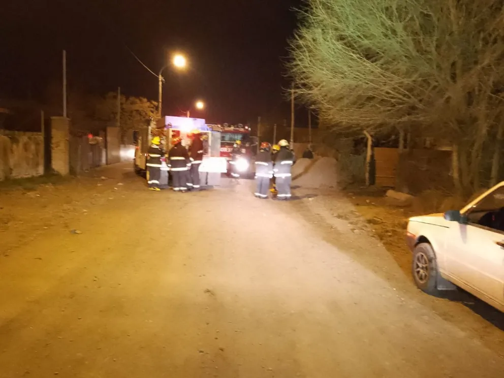 Se incendió una vivienda en el barrio Fiske Menuco 