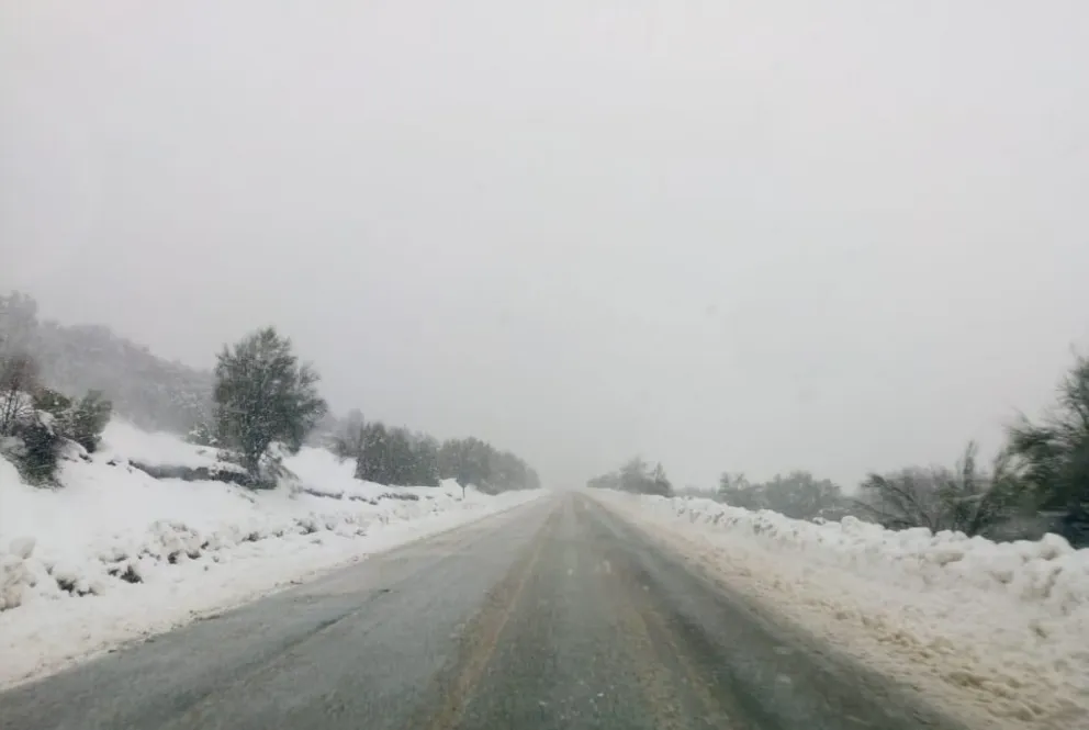 Nieva en las zonas altas de Ruta 40 Sur y piden extremar cuidados