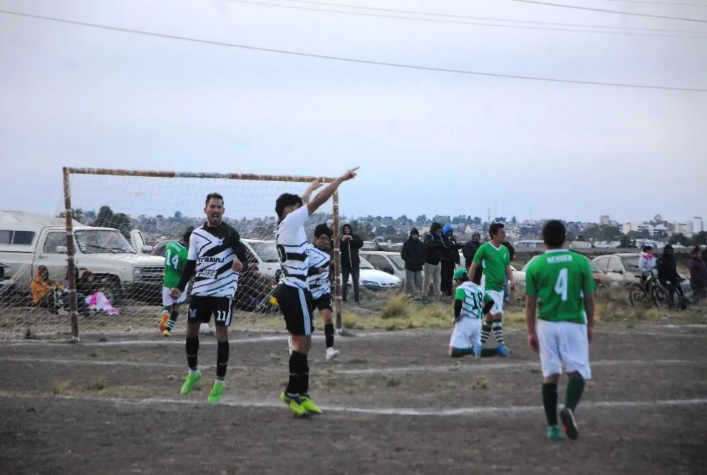 Vuelve a rodar la número 5 en el fútbol barrial