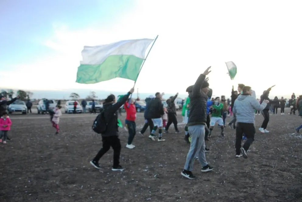 Las finales de la barrial de Viedma se jugarán a cancha abierta